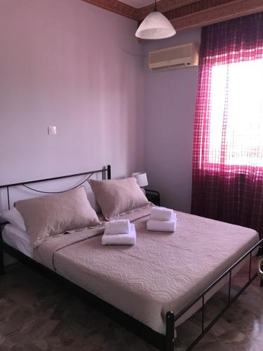 希俄斯Sunrise View Apartment的一间卧室配有一张床,上面有两条毛巾