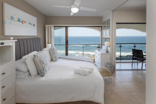 德班504 Bermudas - by Stay in Umhlanga的一间卧室设有一张床,享有海景