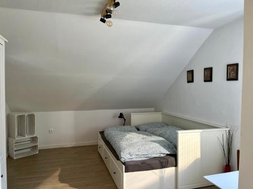AllendorfNatur pur im schönen Sauerland的一间白色客房内的床铺卧室