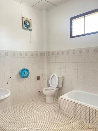 Ban NongdouangSaysouly Guest House的浴室配有卫生间、浴缸和水槽。