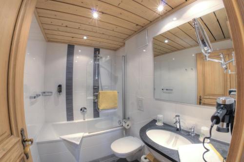 维尔茨堡古鲁奈巴姆酒店的一间带水槽、卫生间和镜子的浴室