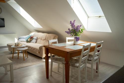 赫鲁巴斯卡拉多步拉维斯公寓的客厅配有桌子和沙发