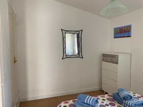 卡兰博希Apartamento Bellavista的卧室配有一张床,墙上设有镜子