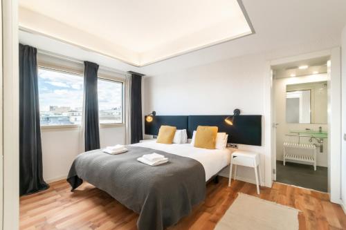 巴塞罗那Unique Rentals - Placa Catalunya Central Apartments的配有一张床和一张书桌的酒店客房