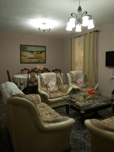 卡特勒博尔纳Yuti Homestay的带沙发和桌子的客厅