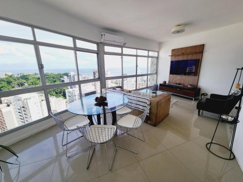 萨尔瓦多Luxury Surround Sea View Apartment的带窗户的用餐室内提供桌椅