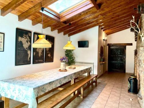 ArgomillaEl currillo preciosa casa rural al lado cabarceno的一间设有大桌子和两个灯的用餐室