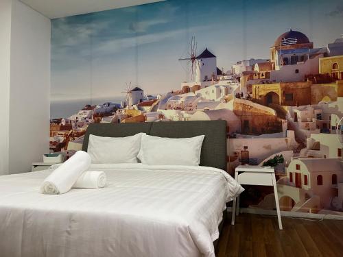 吉隆坡Summer suites KLCC by cozy stay的一间带白色床的卧室和一个城市