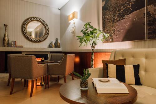 奥利维拉多霍斯比托Alva Valley Hotel的客厅配有沙发和桌子