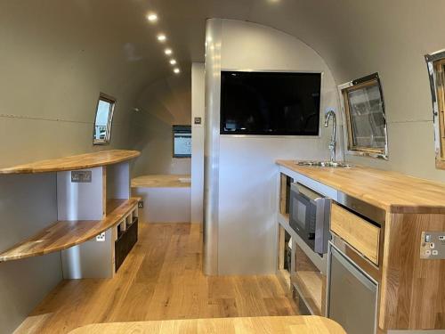 GildingwellsThe Silver Spirit的厨房配有白色冰箱,墙上配有电视