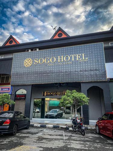 Kampung Patau Patau DuaSogo Hotel l的一辆摩托车停在酒店前面