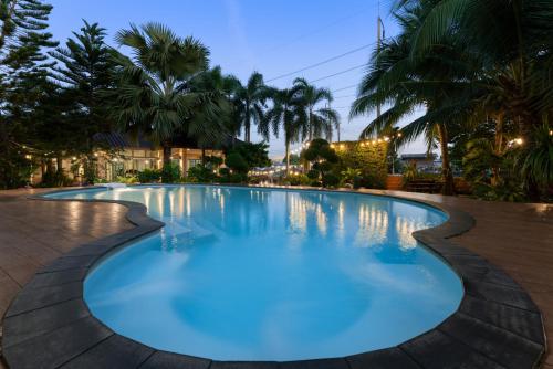 莱卡邦金家素万那普机场酒店的夜间蓝色海水的大型游泳池