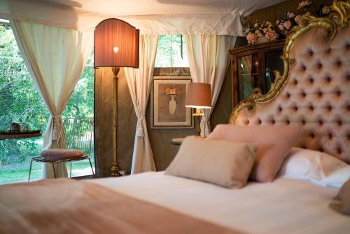 米拉诺格兰平卡诺尼奇圣马可旅馆的一间卧室设有一张床和一个大窗户