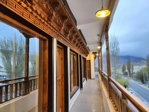 列城Zanu Residency的建筑中带窗户的走廊,享有美景