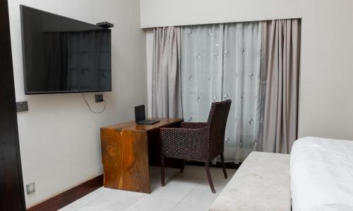 布兰太尔Sunnyside Inn的客房设有书桌、电视和床。