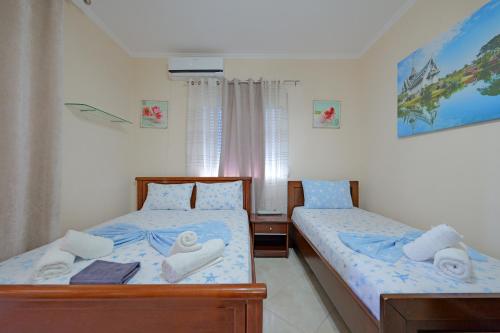 卡萨米尔Vila Kristian的卧室内的两张床,配有毛巾