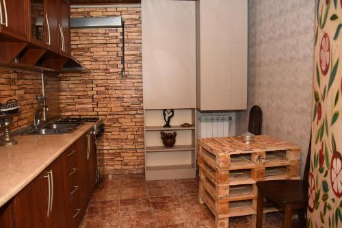 第比利斯Relax Inn Tbilisi的厨房设有柜台和砖墙