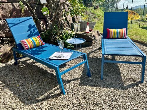 纳尔巴赫Ferienwohnung Piesbach的两把椅子和一张蓝色的椅子及一张桌子