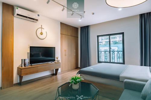 海防Merci Hotel & Apartment - Le Hong Phong, Hai Phong的一间酒店客房,配有一张床和一台电视