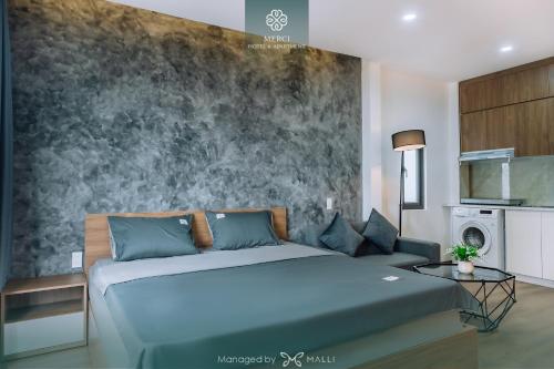 海防Merci Hotel & Apartment - Le Hong Phong, Hai Phong的一间卧室设有蓝色的床和墙壁