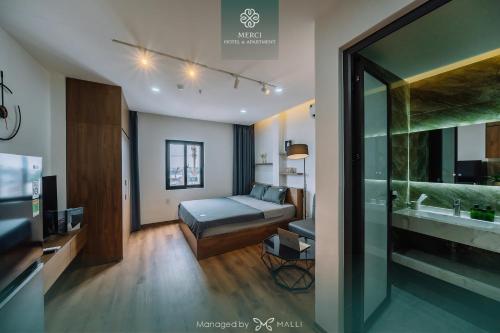 海防Merci Hotel & Apartment - Le Hong Phong, Hai Phong的一间卧室配有一张床,浴室设有水槽