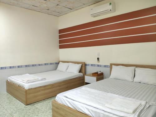 惹岛Biển Xanh Homestay的小型客房配有两张床,