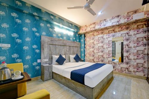 新德里Airport Hotel Ark View的卧室配有一张床
