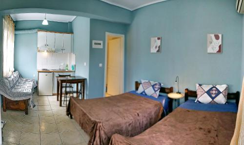 米蒂利尼Studios Akrotiri的蓝色客房 - 带两张床和厨房