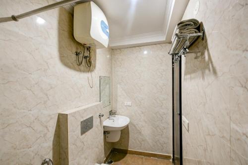 新德里Airport Hotel Ark View的带淋浴、卫生间和盥洗盆的浴室