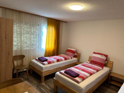 Matten2 Bedroom Apartment - Matten的带窗户的客房内设有两张单人床。