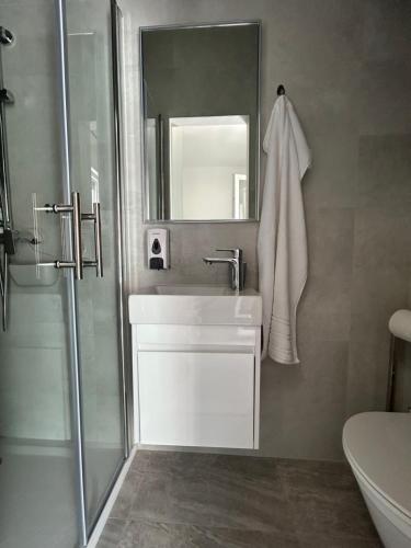 卡什泰拉Room Sleep & Fly的带淋浴、盥洗盆和镜子的浴室