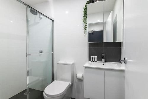 悉尼Studio in Crown St - Private Balcony & Aircon的白色的浴室设有卫生间和水槽。