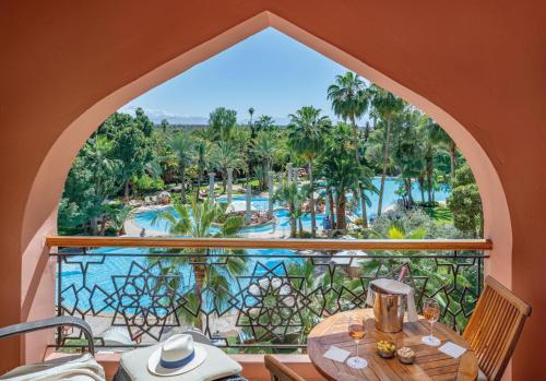 马拉喀什居萨阿迪马拉喀什宫殿度假酒店的从度假村的阳台上可欣赏到游泳池的景色