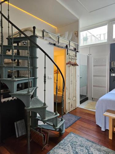 阿姆斯特丹Waterfront Studio的一间设有螺旋楼梯的房间和一间卧室
