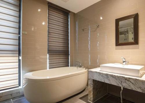 仁川市3S Hotel Sorae的带浴缸和盥洗盆的浴室