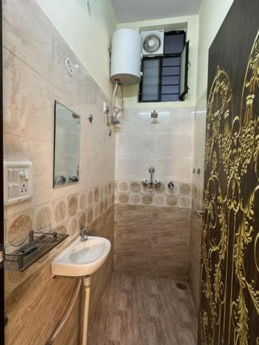 斋浦尔Jaipur Heritage Haveli的一间带水槽和镜子的浴室