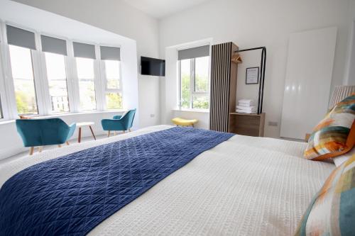 CarrickCarrick Gate的一间卧室配有一张床、两把椅子和窗户