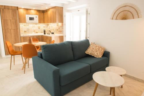 加的斯Torre Solana 41的客厅配有蓝色的沙发和桌子