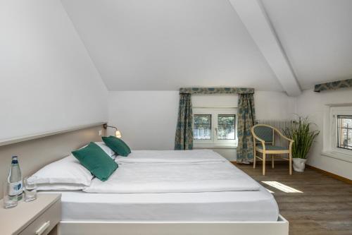 莱维科特尔梅Garden House - Hotel Sport的卧室配有带绿色枕头的大型白色床