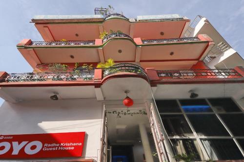 NarendranagarOYO Radhe Krishana Guest House的一侧带阳台的建筑