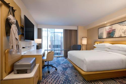 托莱多Delta Hotels by Marriott Toledo的酒店客房配有一张床和一张带电脑的书桌