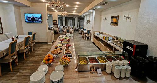 克兰内沃ApartHotel Olympus Plaza的自助餐厅,提供长条自助食品