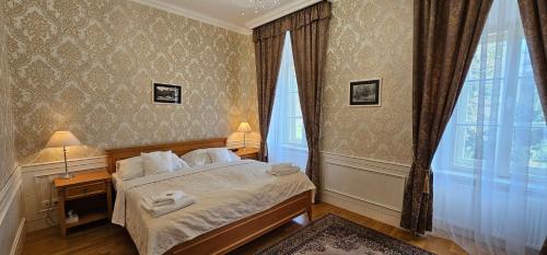 雷德尼斯扎莫奇莱德尼斯酒店的一间卧室配有一张床,上面有两条毛巾