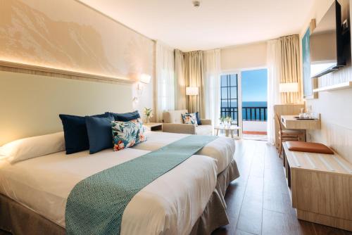 圣地亚哥海滩特辛纳花园酒店的酒店客房,设有一张床铺,享有海景