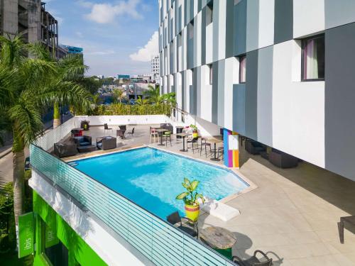 阿克拉阿克拉机场宜必思尚品酒店的享有大楼游泳池的顶部景致