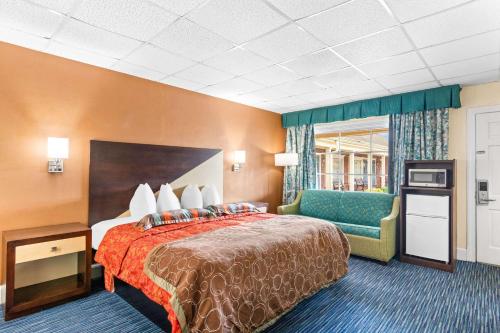 威廉斯堡罗德维历史酒店的配有一张床和一把椅子的酒店客房