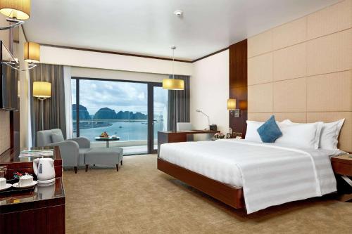 下龙湾下龙湾温德姆传奇酒店的酒店客房配有一张床,享有水景