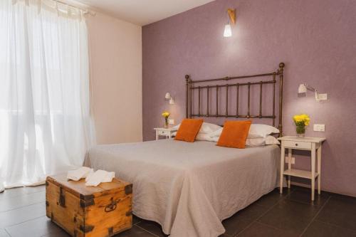 锡拉库扎Boutique Hotel Molo S Lucia的一间卧室配有一张带橙色枕头的大床