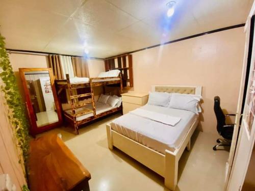 碧瑶Baguio mountain villa view RW的一间小卧室,配有一张床和镜子
