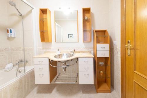 Cozy & beautiful villa的浴室配有盥洗盆、镜子和浴缸
